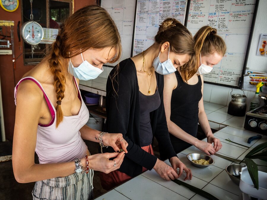 Voluntarias preparando alimento para la fauna